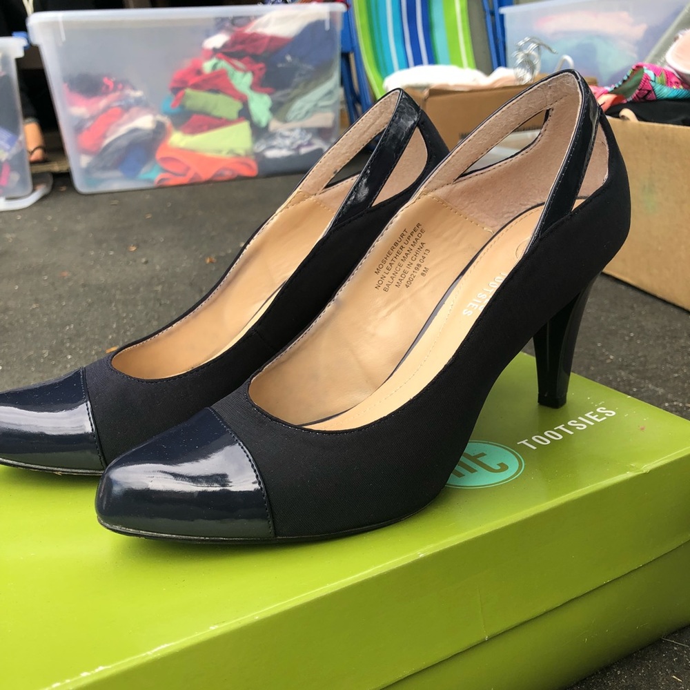 Navy pumps